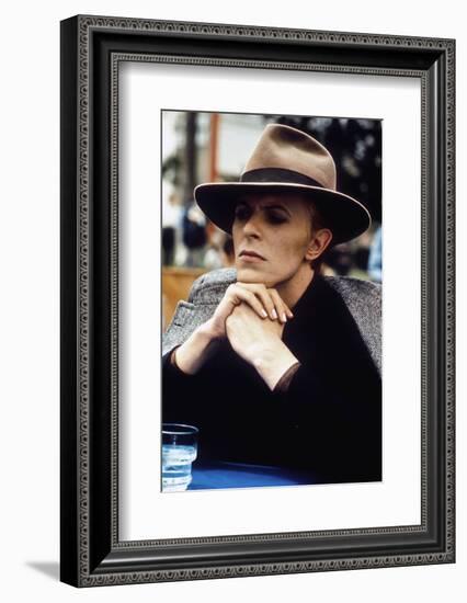 L' homme qui venait d'ailleurs MAN WHO FELL TO EARTH by NicolasRoeg with David Bowie, 1976 (photo)-null-Framed Photo