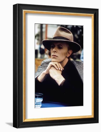 L' homme qui venait d'ailleurs MAN WHO FELL TO EARTH by NicolasRoeg with David Bowie, 1976 (photo)-null-Framed Photo