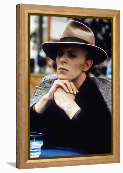 L' homme qui venait d'ailleurs MAN WHO FELL TO EARTH by NicolasRoeg with David Bowie, 1976 (photo)-null-Framed Stretched Canvas