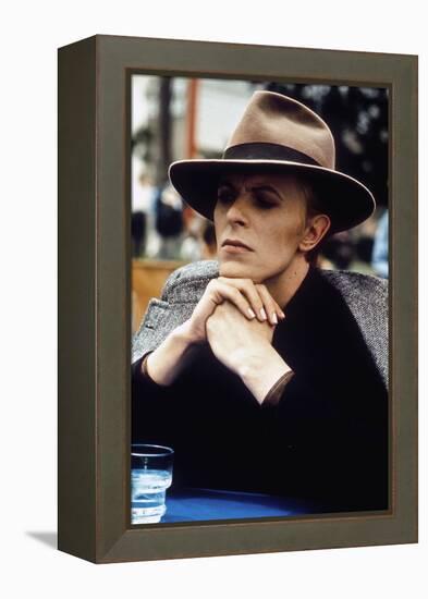 L' homme qui venait d'ailleurs MAN WHO FELL TO EARTH by NicolasRoeg with David Bowie, 1976 (photo)-null-Framed Stretched Canvas