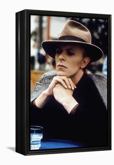 L' homme qui venait d'ailleurs MAN WHO FELL TO EARTH by NicolasRoeg with David Bowie, 1976 (photo)-null-Framed Stretched Canvas