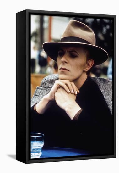L' homme qui venait d'ailleurs MAN WHO FELL TO EARTH by NicolasRoeg with David Bowie, 1976 (photo)-null-Framed Stretched Canvas