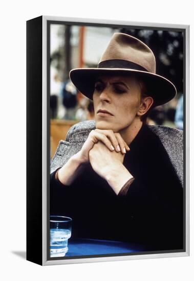 L' homme qui venait d'ailleurs MAN WHO FELL TO EARTH by NicolasRoeg with David Bowie, 1976 (photo)-null-Framed Stretched Canvas