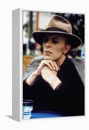 L' homme qui venait d'ailleurs MAN WHO FELL TO EARTH by NicolasRoeg with David Bowie, 1976 (photo)-null-Framed Stretched Canvas