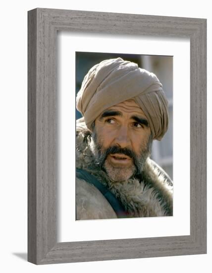 L'Homme qui voulut etre Roi THE MAN WHO WOULD BE KING by John Huston with Sean Connery, 1975 (photo-null-Framed Photo