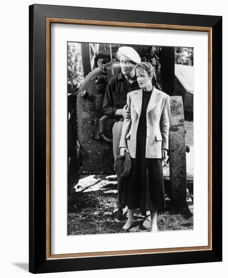 L' Homme Tranquille THE QUIET MAN by JohnFord with John Wayne and Maureen O'Hara, 1952 (b/w photo)-null-Framed Photo