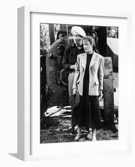 L' Homme Tranquille THE QUIET MAN by JohnFord with John Wayne and Maureen O'Hara, 1952 (b/w photo)-null-Framed Photo