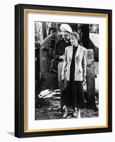 L' Homme Tranquille THE QUIET MAN by JohnFord with John Wayne and Maureen O'Hara, 1952 (b/w photo)-null-Framed Photo