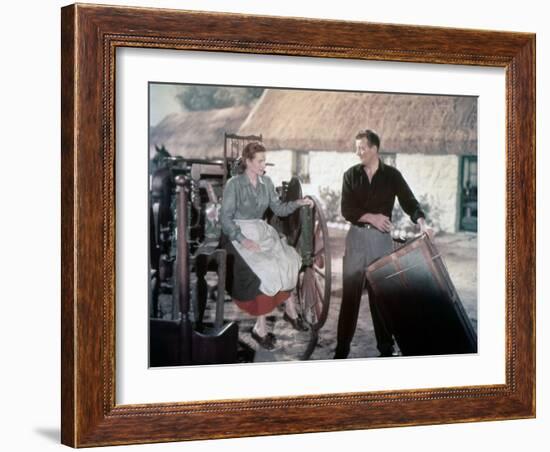 L' Homme Tranquille THE QUIET MAN by JohnFord with John Wayne and Maureen O'Hara, 1952 (photo)-null-Framed Photo