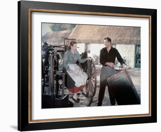 L' Homme Tranquille THE QUIET MAN by JohnFord with John Wayne and Maureen O'Hara, 1952 (photo)-null-Framed Photo