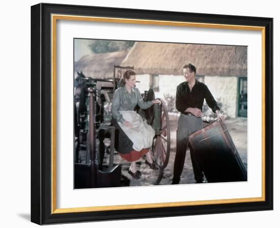 L' Homme Tranquille THE QUIET MAN by JohnFord with John Wayne and Maureen O'Hara, 1952 (photo)-null-Framed Photo