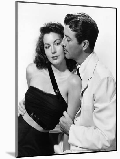 L'ile au complot THE BRIBE by RobertLeonard with Ava Gardner and Robert Taylor, 1949 (b/w photo)-null-Mounted Photo