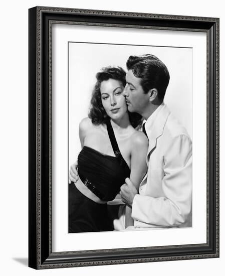 L'ile au complot THE BRIBE by RobertLeonard with Ava Gardner and Robert Taylor, 1949 (b/w photo)-null-Framed Photo