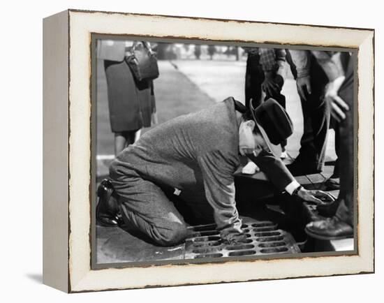 L'Inconnu du Nord-Express STRANGERS ON A TRAIN by AlfredHitchcock with Robert Walker, 1951 (b/w pho-null-Framed Stretched Canvas