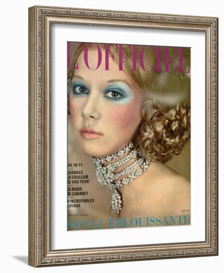 L'Officiel, 1970 - un Collier de Van Cleef et Arpels Style Reine Alexandra-Roland Bianchini-Framed Art Print