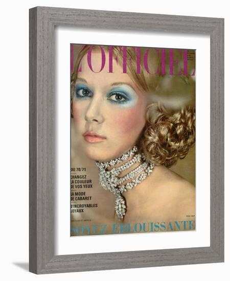 L'Officiel, 1970 - un Collier de Van Cleef et Arpels Style Reine Alexandra-Roland Bianchini-Framed Art Print