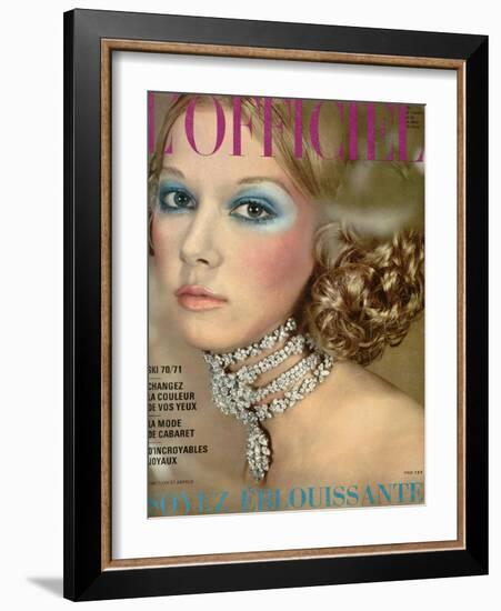 L'Officiel, 1970 - un Collier de Van Cleef et Arpels Style Reine Alexandra-Roland Bianchini-Framed Art Print