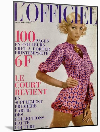 L'Officiel, 1971 - Modèle de Miss Dior Crêpe de Bianchini-Férier Imprimé Rosé Vif et Violet-Roland-Mounted Art Print