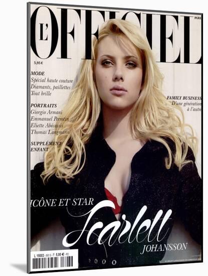 L'Officiel 2005 - Scarlett Johansson Porte un Trench en Soie Noir Pailleté Dior par John Galliano-David Ferma-Mounted Art Print