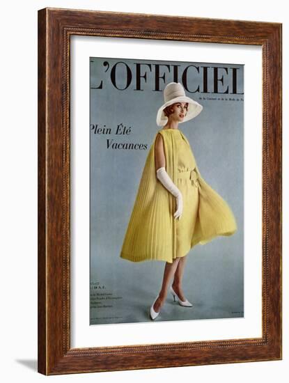 L'Officiel - Robe de Michel Goma en Crêpe Poudre d'Escampette de Ducharne, Chapeau de Jean Barthet-Roland de Vassal-Framed Art Print