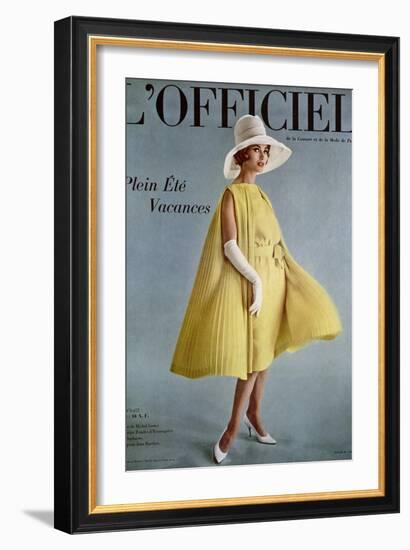 L'Officiel - Robe de Michel Goma en Crêpe Poudre d'Escampette de Ducharne, Chapeau de Jean Barthet-Roland de Vassal-Framed Art Print