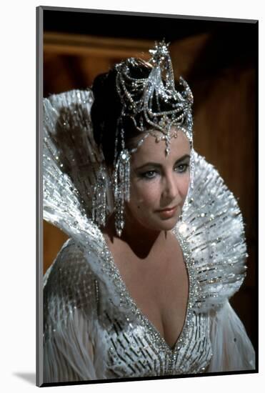 L'oiseau Bleu THE BLUE BIRD by George Cukor with Elizabeth Taylor, 1976 (photo)-null-Mounted Photo