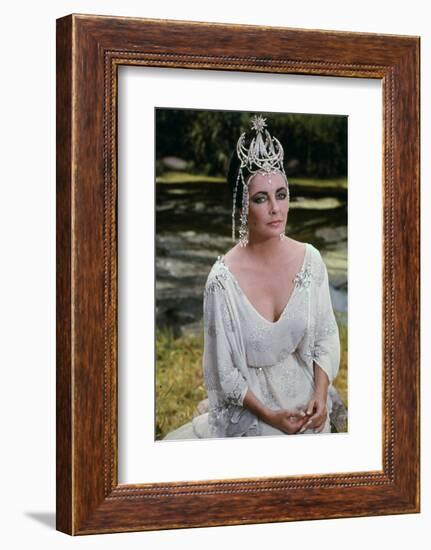 L'oiseau Bleu THE BLUE BIRD by George Cukor with Elizabeth Taylor, 1976 (photo)-null-Framed Photo