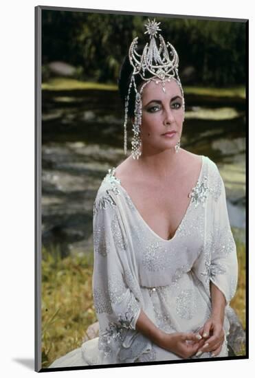 L'oiseau Bleu THE BLUE BIRD by George Cukor with Elizabeth Taylor, 1976 (photo)-null-Mounted Photo