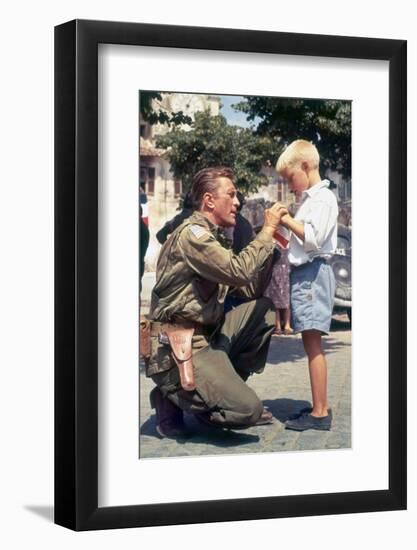 L'ombre d'un geant CAST A Giant SHADOW by Melville Shavelson with Kirk Douglas, 1966 (photo)-null-Framed Photo