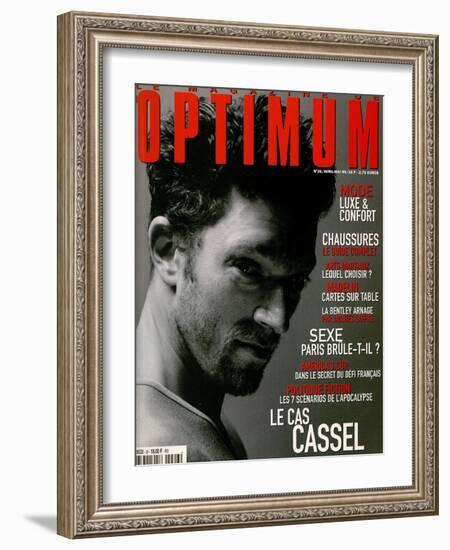 L'Optimum, April-May 1999 - Vincent Cassel Porte un Tee-Shirt Col V en Coton Chiné Calvin Klein-Antonio Spinoza-Framed Art Print