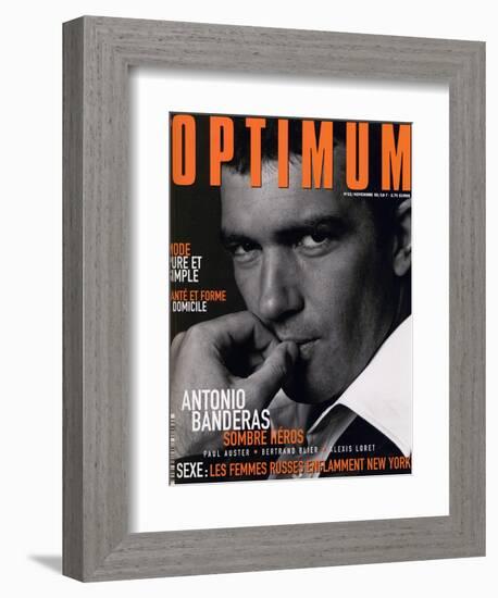 L'Optimum, November 1998 - Antonio Banderas Porte une Veste de Smoking et une Chemise Gucci-André Rau-Framed Premium Giclee Print