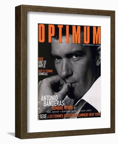 L'Optimum, November 1998 - Antonio Banderas Porte une Veste de Smoking et une Chemise Gucci-André Rau-Framed Premium Giclee Print