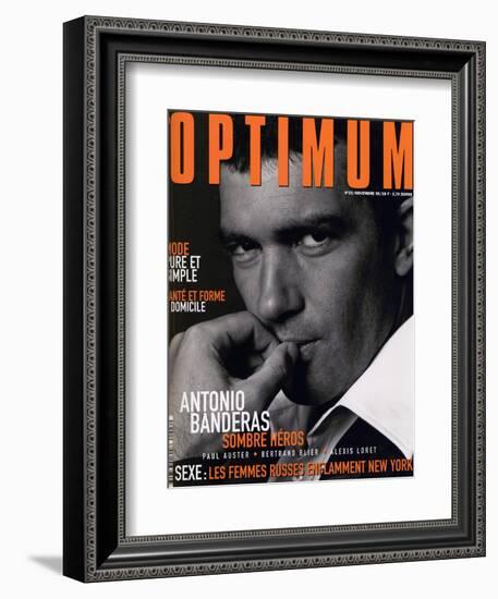 L'Optimum, November 1998 - Antonio Banderas Porte une Veste de Smoking et une Chemise Gucci-André Rau-Framed Premium Giclee Print