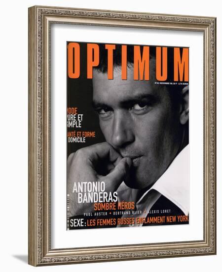 L'Optimum, November 1998 - Antonio Banderas Porte une Veste de Smoking et une Chemise Gucci-André Rau-Framed Art Print