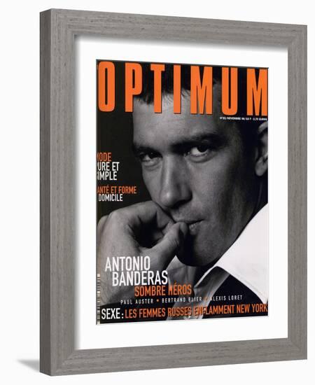 L'Optimum, November 1998 - Antonio Banderas Porte une Veste de Smoking et une Chemise Gucci-André Rau-Framed Art Print