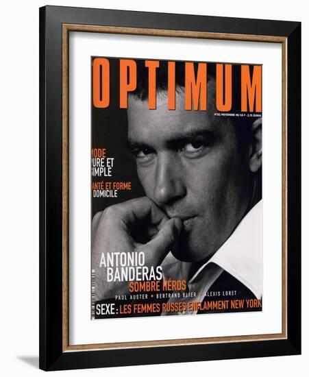 L'Optimum, November 1998 - Antonio Banderas Porte une Veste de Smoking et une Chemise Gucci-André Rau-Framed Art Print