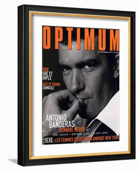 L'Optimum, November 1998 - Antonio Banderas Porte une Veste de Smoking et une Chemise Gucci-André Rau-Framed Art Print