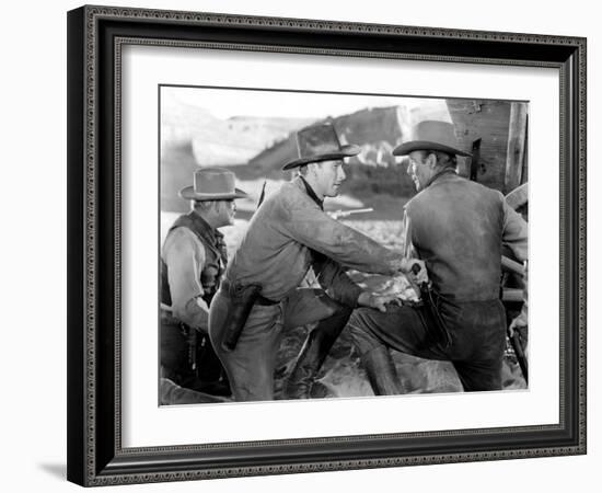 La Caravane heroique (Virginia City) by MichaelCurtiz with Errol Flynn and Randolph Scott, 1940 (b/-null-Framed Photo