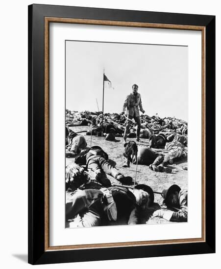 La Charge Fantastique THEY DIED WITH THEIR BOOTS ON by Raoul Walsh with Errol Flynn, 1941 (b/w phot-null-Framed Photo