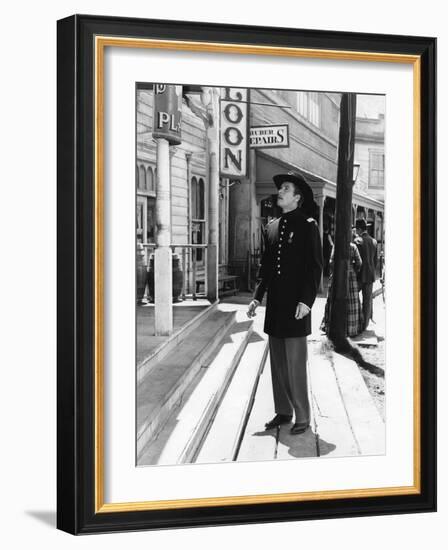 La Charge Fantastique THEY DIED WITH THEIR BOOTS ON by Raoul Walsh with Errol Flynn, 1941 (b/w phot-null-Framed Photo