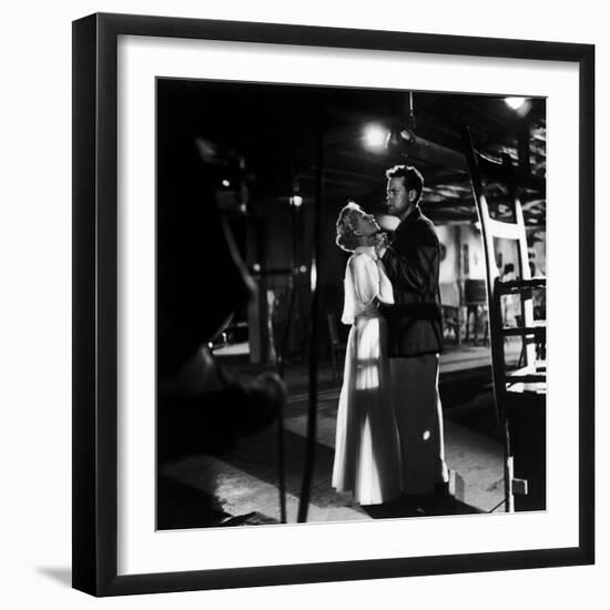 La Dame by Shanghai THE LADY FROM SHANGHAI by OrsonWelles with Orson Welles and Rita Hayworth, 1947-null-Framed Photo