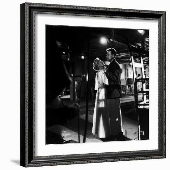 La Dame by Shanghai THE LADY FROM SHANGHAI by OrsonWelles with Orson Welles and Rita Hayworth, 1947-null-Framed Photo