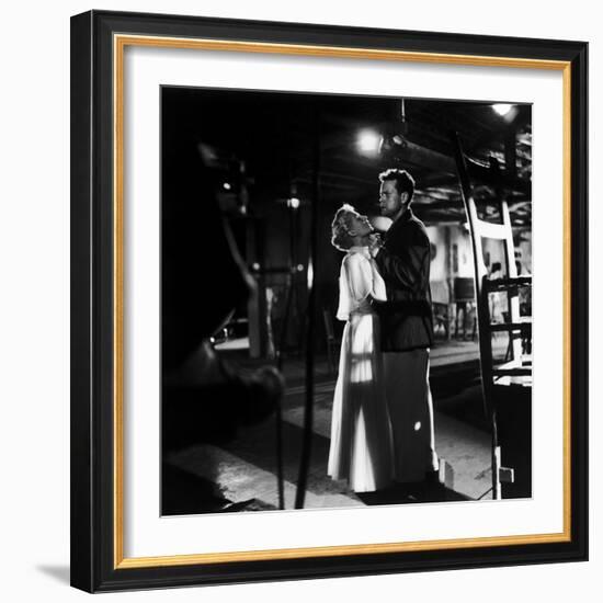 La Dame by Shanghai THE LADY FROM SHANGHAI by OrsonWelles with Orson Welles and Rita Hayworth, 1947-null-Framed Photo