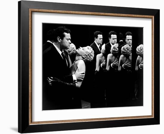 La Dame by Shanghai THE LADY FROM SHANGHAI by OrsonWelles with Orson Welles and Rita Hayworth, 1947-null-Framed Photo