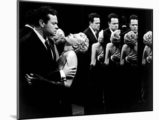 La Dame by Shanghai THE LADY FROM SHANGHAI by OrsonWelles with Orson Welles and Rita Hayworth, 1947-null-Mounted Photo