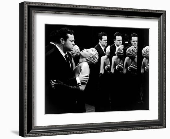 La Dame by Shanghai THE LADY FROM SHANGHAI by OrsonWelles with Orson Welles and Rita Hayworth, 1947-null-Framed Photo