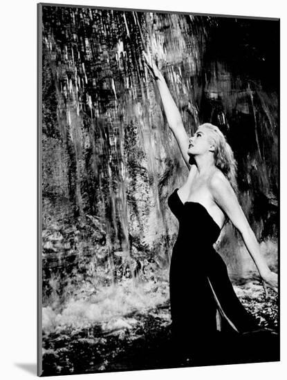 La Dolce Vita, Anita Ekberg, 1960-null-Mounted Photo