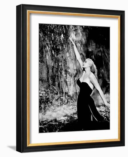 La Dolce Vita, Anita Ekberg, 1960-null-Framed Photo