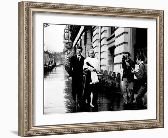 La Dolce Vita, Marcello Mastroianni, Anita Ekberg, 1960-null-Framed Photo