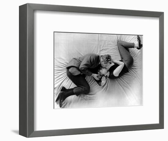 La fille a la casquette A NEW KIND OF LOVE by MelvilleShavelson with Paul Newman and Joanne Woodwar-null-Framed Photo